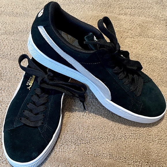 🐈⬛Puma Black Suede Sneakers With Light Grey Stripes - Size 8.5🐈⬛ - Picture 3 of 7
